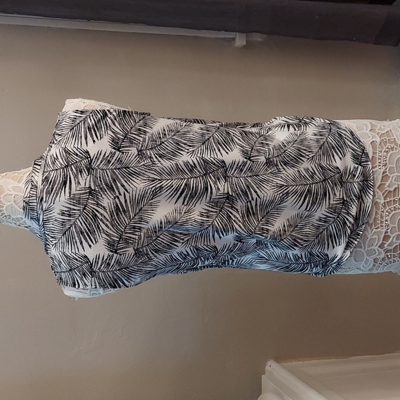 WHITE HOUSE BLACK MARKET Black And White Patterned Sleeveless Top - Picture 7 of 10